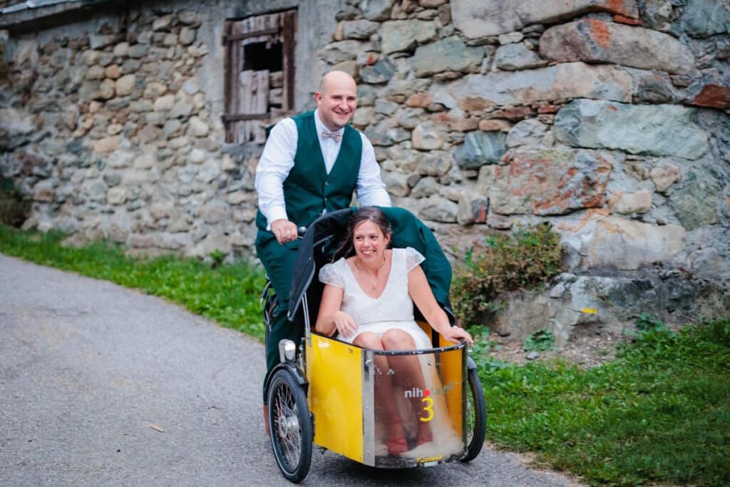 florian-fauvarque-photographe-ecoresponsable-mariage-grenoble-isere-mariee-dans-un-triporteur