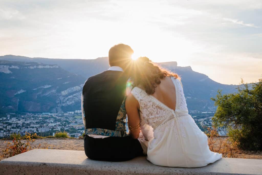 florian-fauvarque-photographe-ecoresponsable-mariage-grenoble-isere-maries-devant-coucher-de-soleil-sur-bastille-grenoble