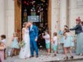 florian-fauvarque-photographe-ecoresponsable-mariage-grenoble-isere-mariess-embrassant-a-la-sortie-eglise